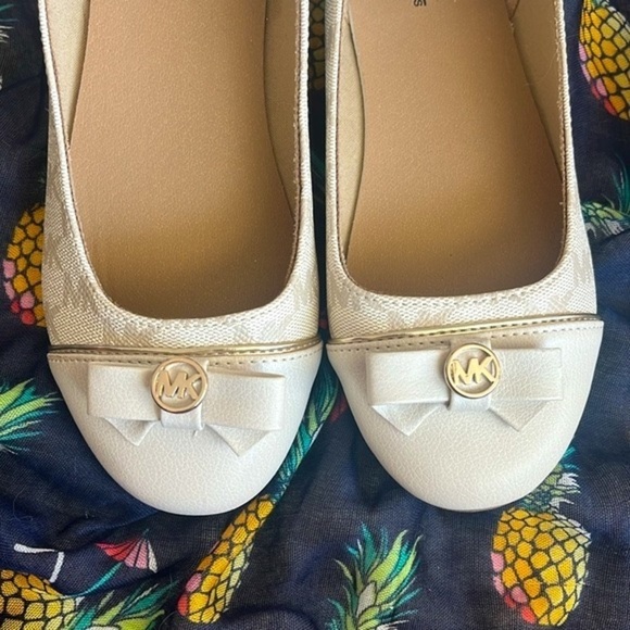 Brand New Michael Kors Cream Round Toe Bow Ankle Strap Zipper Flats Dress Shoes - Picture 6 of 16